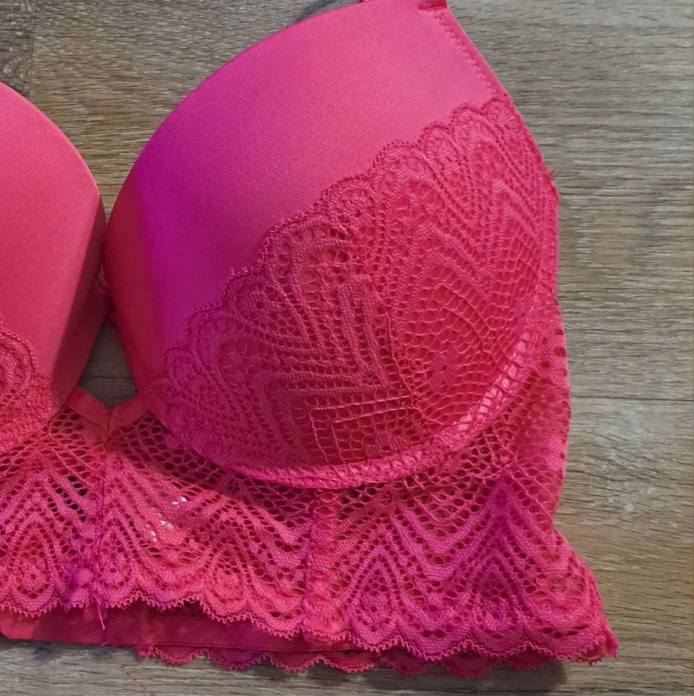 Kiss & Tell Intimates Hot Pink Padded Push-up Lace Bralette Bra Size 36D NWOT